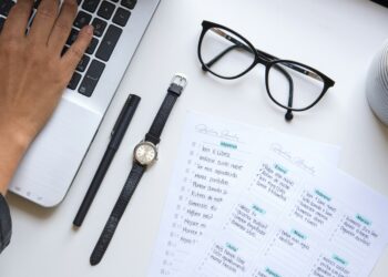 Jak spakować się na dłuższą podróż? Praktyczna lista rzeczy do zabrania.