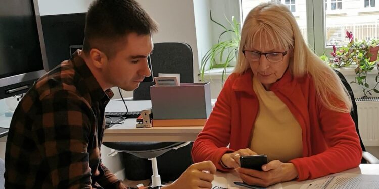 Fundacja Przyszłość Pokoleń prowadzi Punkt Konsultacji Cyfrowych dla Seniorów
