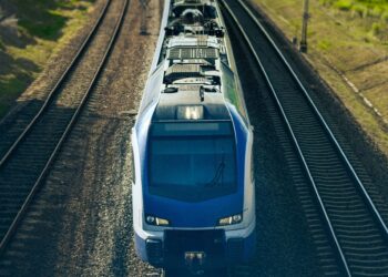 Zniżki dla seniorów podróżujących pociągami