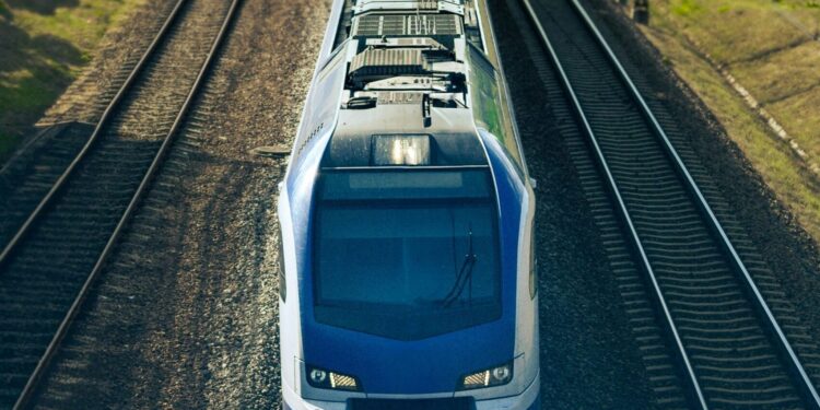 Zniżki dla seniorów podróżujących pociągami