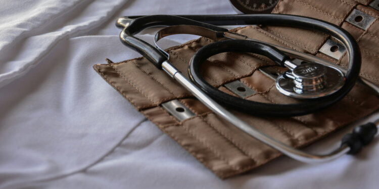 Jak zweryfikować, czy dany lekarz ma uprawnienia do wykonywania zawodu?