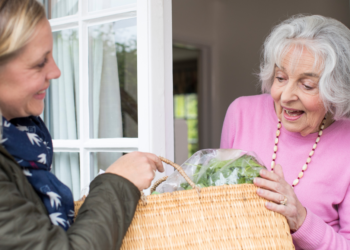 Zakupy spożywcze do domu – jakie sklepy oferują sprzedaż przez Internet?