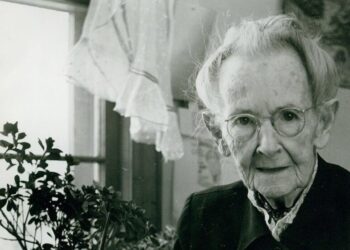 Sztuka prymitywna czy niezwykła? Historia malarki, która zadebiutowała w wieku ponad 70 lat!