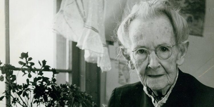 Sztuka prymitywna czy niezwykła? Historia malarki, która zadebiutowała w wieku ponad 70 lat!