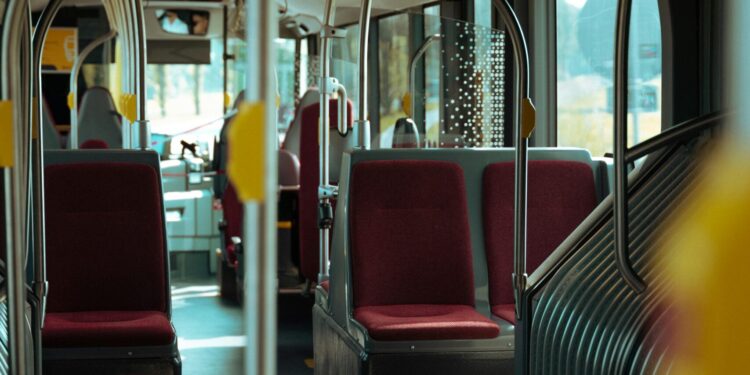 Senior wyrusza w drogę, czyli o darmowej komunikacji dla seniorów