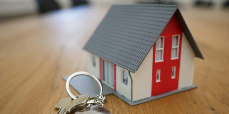 Jak przekazać bliskim dom lub mieszkanie za życia?