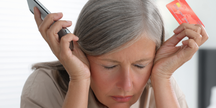 Oszust w przebraniu gwiazdy – seniorka straciła majątek