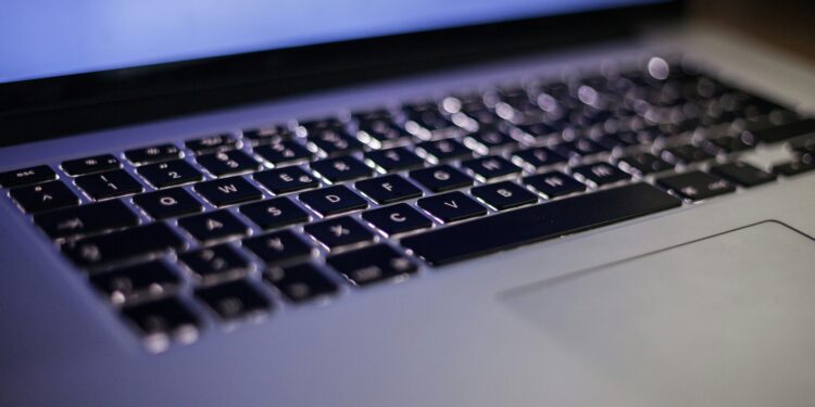 Phishing – jak chronić się przed oszustwami w Internecie?