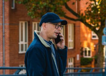 Seniorze, chroń się przed spoofingiem – nowoczesnym sposobem oszustw