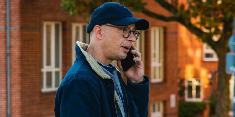 Seniorze, chroń się przed spoofingiem – nowoczesnym sposobem oszustw