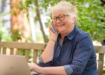 Romantyzm czy przekręt? Coraz więcej seniorów traci wszystko przez fałszywych amantów