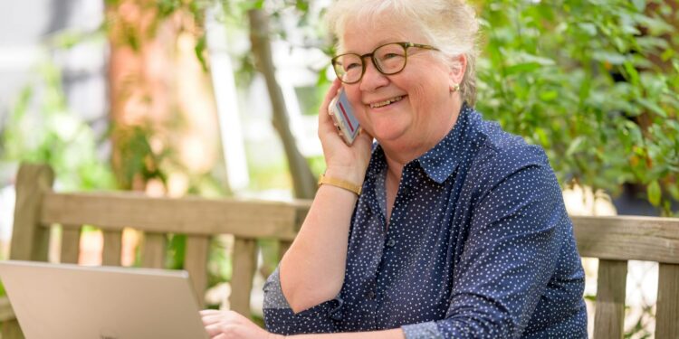 Romantyzm czy przekręt? Coraz więcej seniorów traci wszystko przez fałszywych amantów