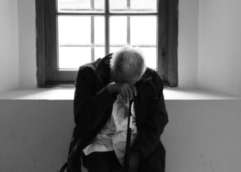 Uwięzieni na piętrze. Polskie prawo nie nadąża za starzeniem się społeczeństwa