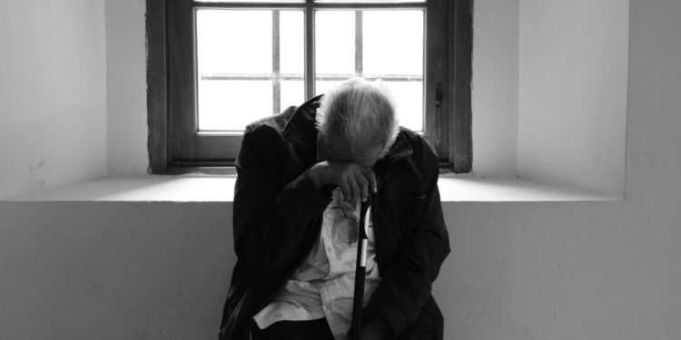 Uwięzieni na piętrze. Polskie prawo nie nadąża za starzeniem się społeczeństwa