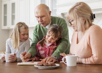 Dziadkowie na pełen etat – jak pomagać rodzinie, nie tracąc siebie?
