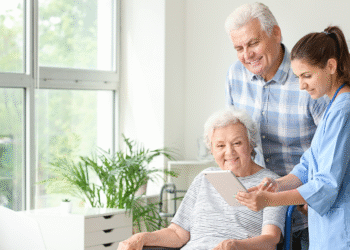 Jakie wsparcie Ci się należy? Świadczenia i opieka dla seniorów z niepełnosprawnością