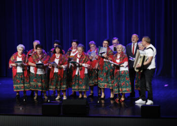 TAŃCZĄ, ŚPIEWAJĄ, MALUJĄ, CIESZĄ SIĘ ŻYCIEM… – O PROGRAMIE „SENIOR+” W KĘTACH