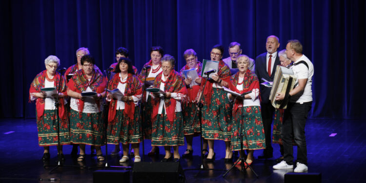 TAŃCZĄ, ŚPIEWAJĄ, MALUJĄ, CIESZĄ SIĘ ŻYCIEM… – O PROGRAMIE „SENIOR+” W KĘTACH