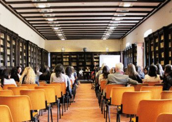 Seniorzy w Polsce wciąż niewidoczni – nowe badanie Fundacji SeniorApp ujawnia ich realne problemy