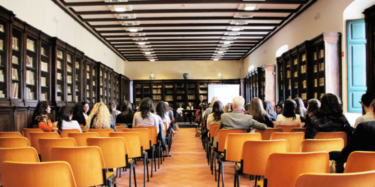 Seniorzy w Polsce wciąż niewidoczni – nowe badanie Fundacji SeniorApp ujawnia ich realne problemy