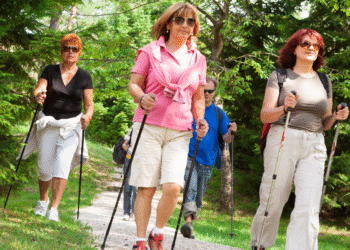 Kijki w dłoń zamiast laseczki – nordic walking lepszy niż lekarstwo