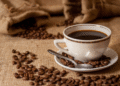 Historia filiżanki kawy – napój, który łączy pokolenia od wieków
