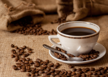 Historia filiżanki kawy – napój, który łączy pokolenia od wieków