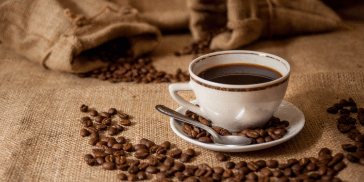 Historia filiżanki kawy – napój, który łączy pokolenia od wieków