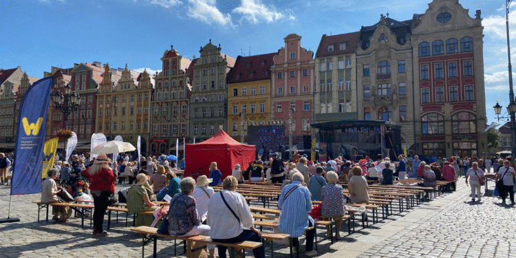 We Wrocławiu rozpoczął się Dzień Seniora. Miasto świętuje kolorowo