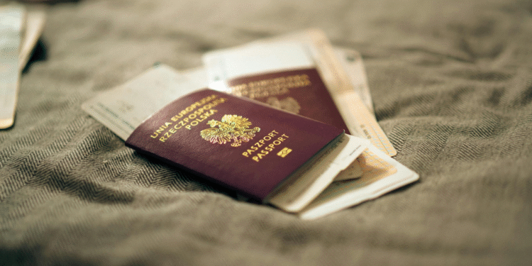 Paszport dla seniora w Polsce – ile kosztuje i komu przysługują zniżki w 2025 roku?