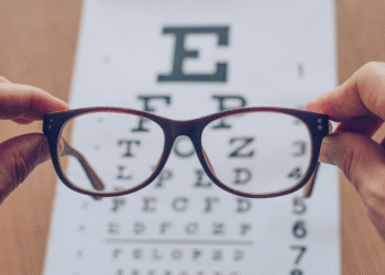 Światowy Dzień Wzroku 2025: 2/3 Polaków ma problemy ze wzrokiem – pokazuje raport „Okiem Polaka”