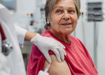 Seniorze, zadbaj o odporność tej jesieni! – porady, które pomogą uniknąć przeziębień i infekcji