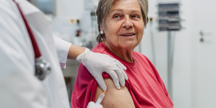 Seniorze, zadbaj o odporność tej jesieni! – porady, które pomogą uniknąć przeziębień i infekcji