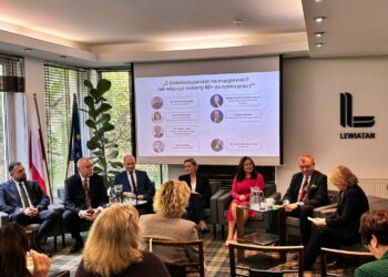 Z doświadczeniem na marginesie? Eksperci: czas na zmianę myślenia o kobietach 50+ na rynku pracy