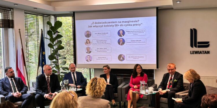 Z doświadczeniem na marginesie? Eksperci: czas na zmianę myślenia o kobietach 50+ na rynku pracy