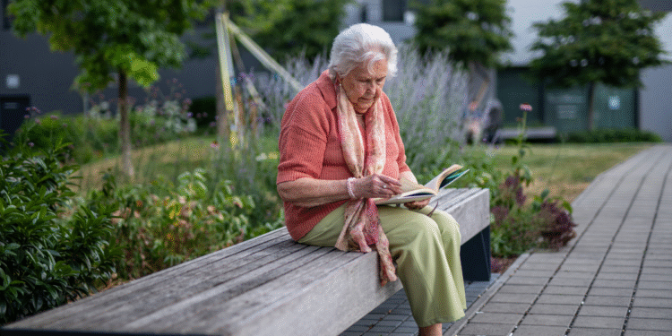 Samotność i obniżone samopoczucie dotyka polskich seniorów – Fundacja SeniorApp przedstawia alarmujące dane