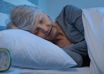 Zdrowy sen po sześćdziesiątce — ile godzin to norma, a kiedy zacząć się martwić?