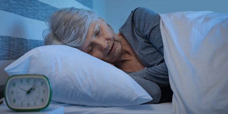 Zdrowy sen po sześćdziesiątce — ile godzin to norma, a kiedy zacząć się martwić?