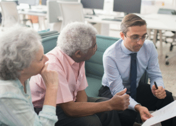 Uważny senior – mądry konsument. Jak chronić siebie i bliskich przed fałszywymi sprzedawcami