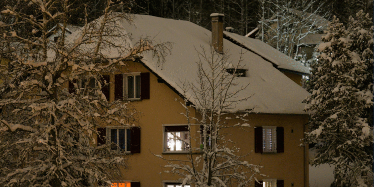 Zimowe oszczędzanie energii bez marznięcia — praktyczny plan dla seniora mieszkającego samemu