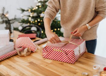 Przed świętami szukamy elastycznych sposobów na dodatkowy dochód. Sprzedaż bezpośrednia wraca do łask jako łatwo dostępny model dorobienia