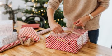 Przed świętami szukamy elastycznych sposobów na dodatkowy dochód. Sprzedaż bezpośrednia wraca do łask jako łatwo dostępny model dorobienia